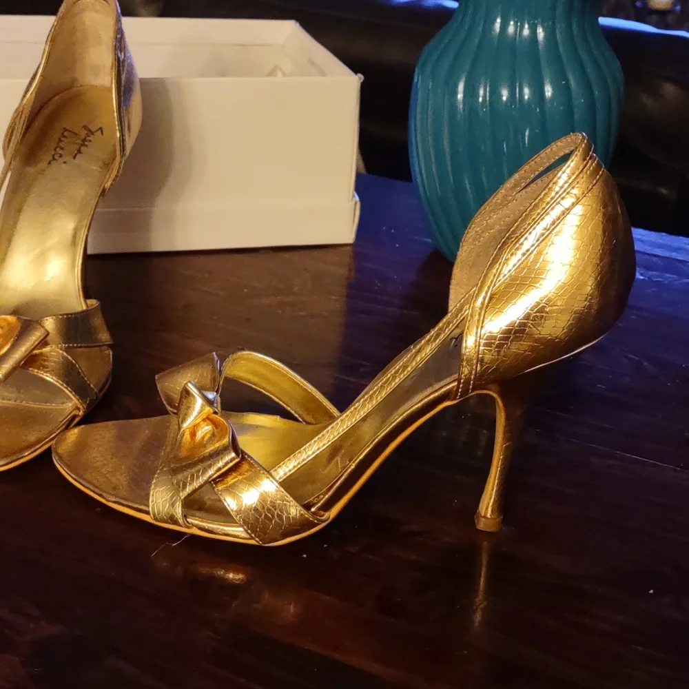 Shoe's - Picture 3 of 3